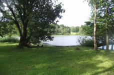 Výhled z tábořiště na molo a rybník